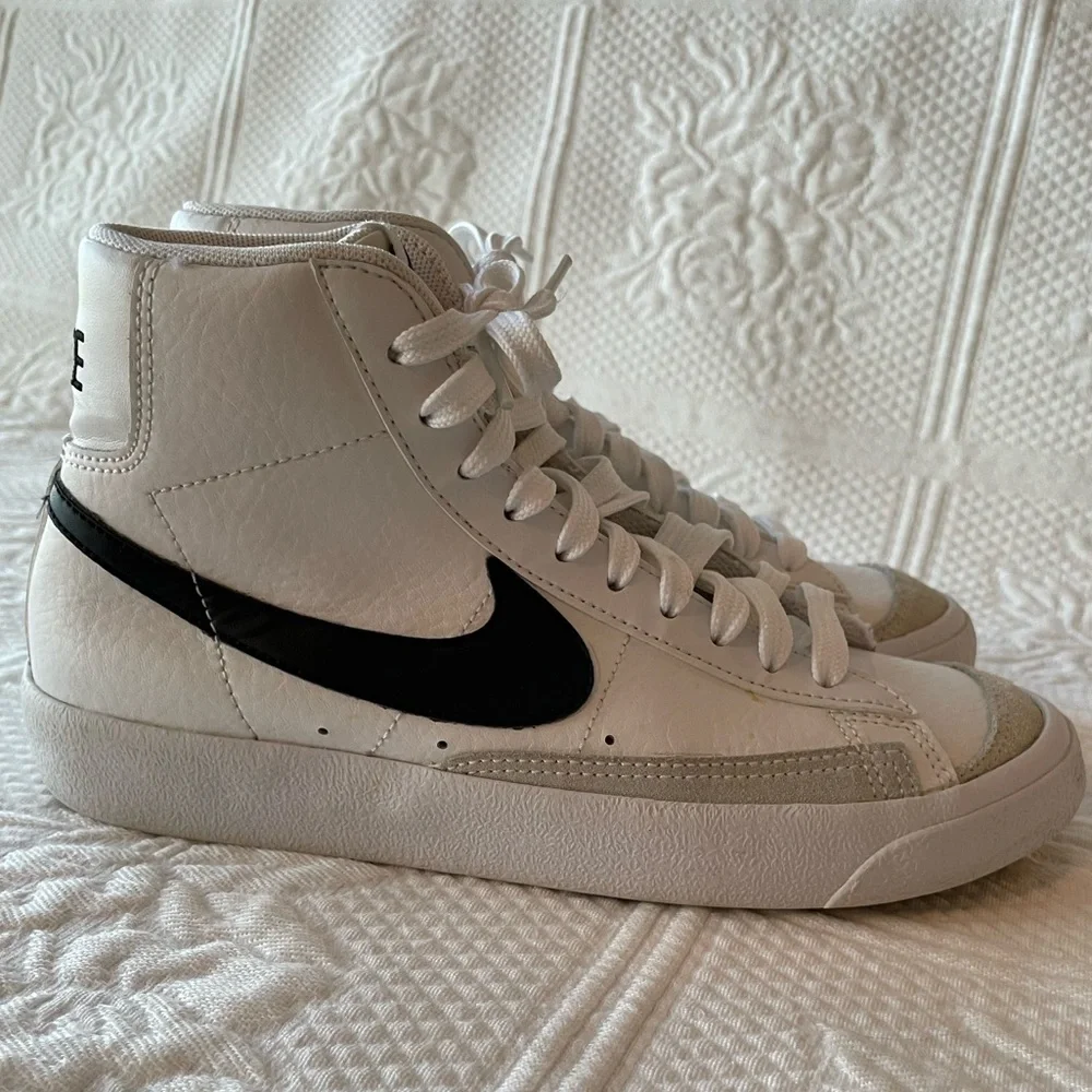 Nike Blazer Mid '77 High Top Sneakers Black/White 4.5Y/6W
Basketball Vintage - Picture 1 of 9